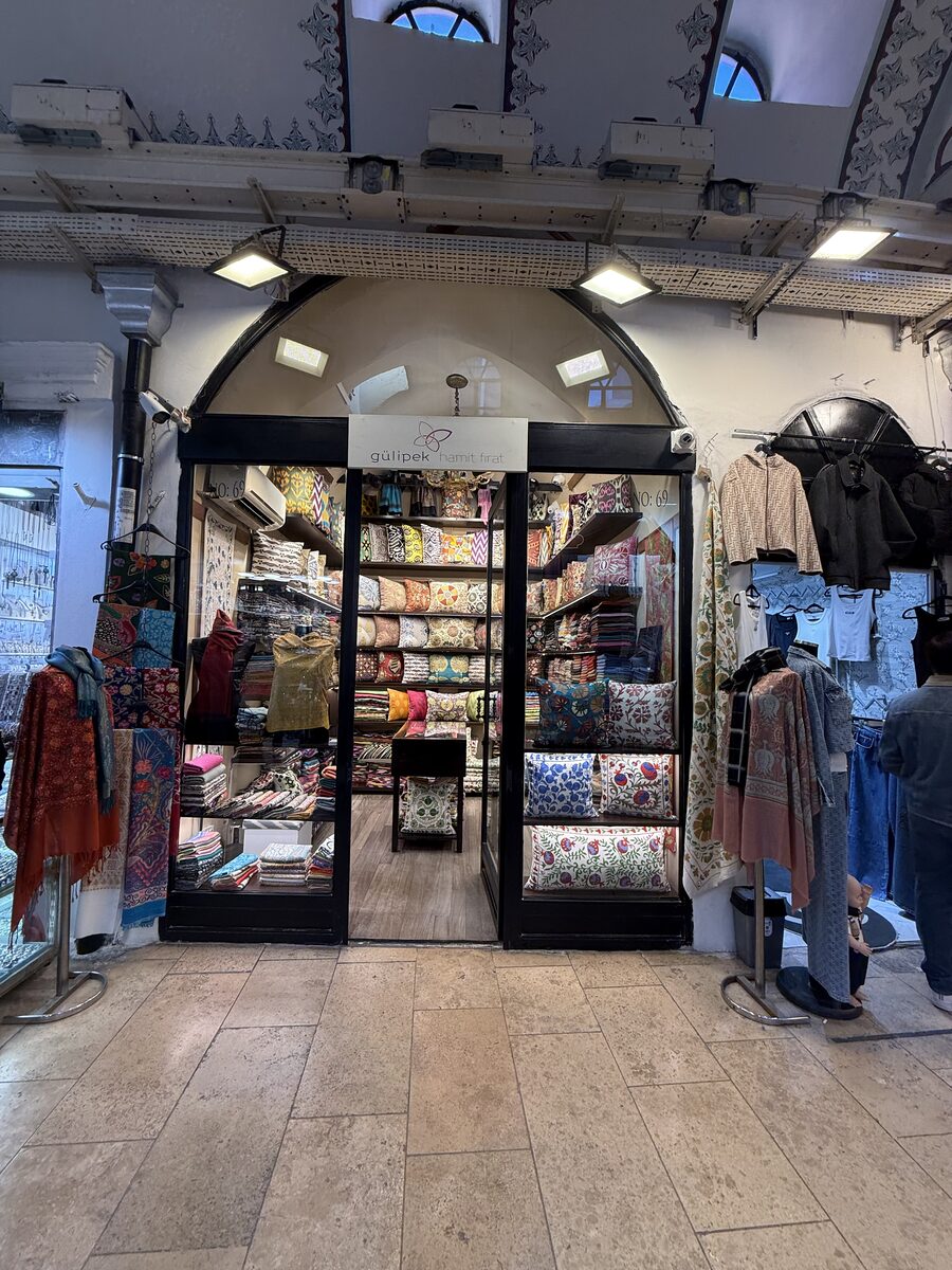 Interior of Gülipek Hamit Fırat Yağlıkçılar Atelier on Yağlıkçılar Caddesi, Grand Bazaar